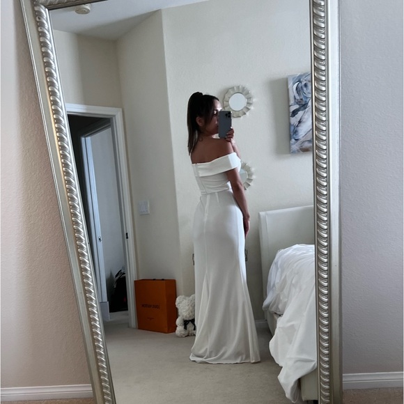 🌟 Scuba crepe gown white maxi off shoulder dress with Slit - Picture 5 of 8